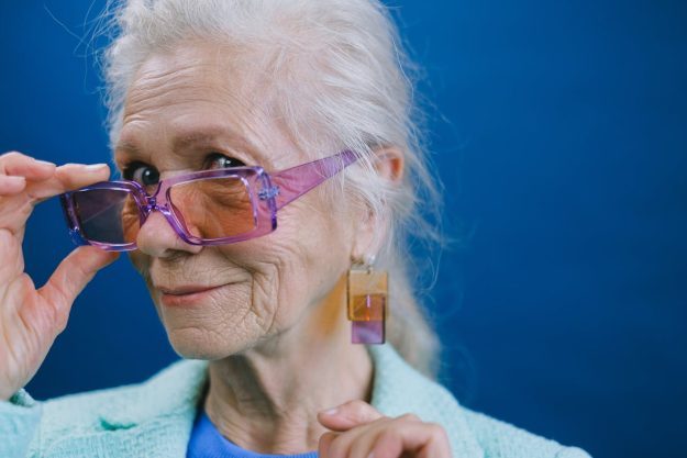 oudere vrouw met paarse zonnebril – pexels